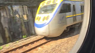 4119次瑞芳發車開往北湖的EMU800型EMU892+EMU891車王編組二代黃頭微笑號區間車,和193次七堵發車開往彰化EMU3000型十二輛編組EMU3033皮蛋豆腐騰雲號綠色帶新城際自強號列車