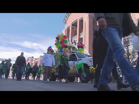 डेनवर में आयरिश 2019 के बाद से पहली सेंट पैट्रिक दिवस परेड के साथ मनाते हैं
