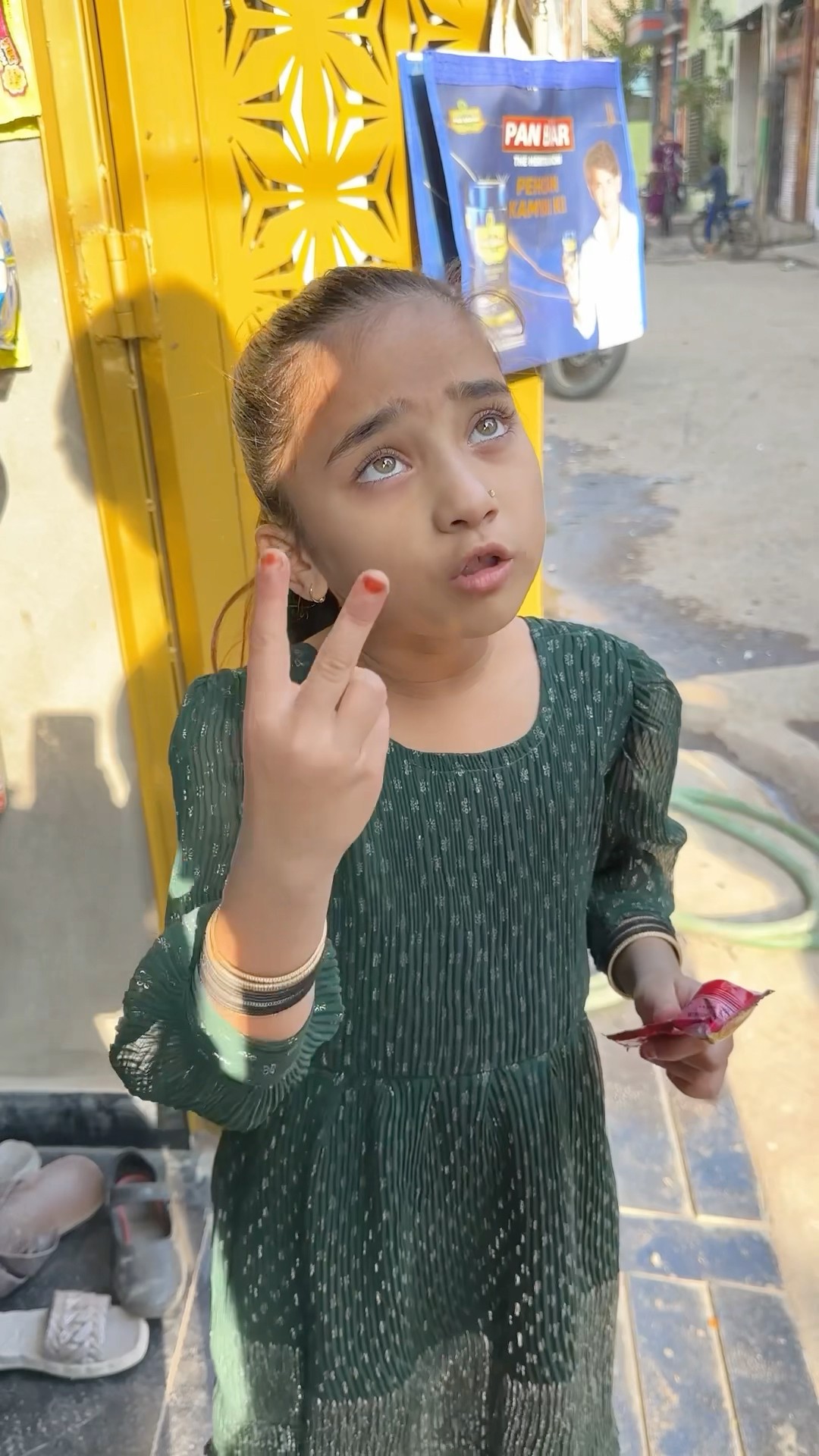 alshifa ne sab dosto ko lolipop dilayi??? #shorts #emotiona #youtubeshorts #short