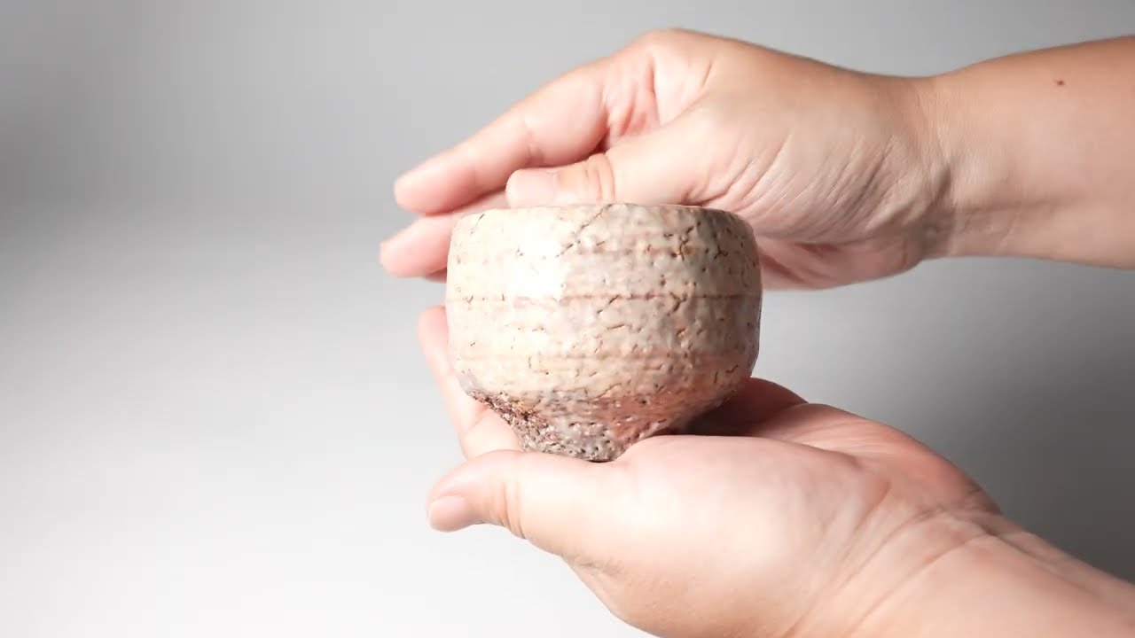 織部焼き　酒盃　Q50-2 Guinomi sake cup. Yasuo Yamato. Hagiyaki. ぐい呑 大和保男 萩焼 050