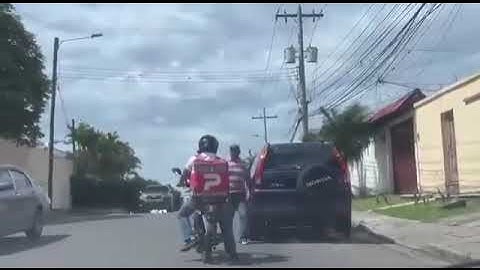 Motociclista realiza maniobra imprudente y es confrontado por conductor en pleno tráfico