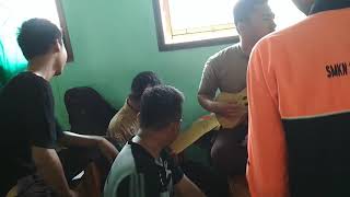 Pengamen dengan alat seadanya tetapi suara tak mengecewakan 👍