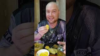 видео: Ответы на вопросы. Ем наггетсы с солёными огурцами и оливки с анчоусами. Мукбанг, еда на камеру.  картинка: Ответы на вопросы. Ем наггетсы с солёными огурцами и оливки с анчоусами. Мукбанг, еда на камеру.
