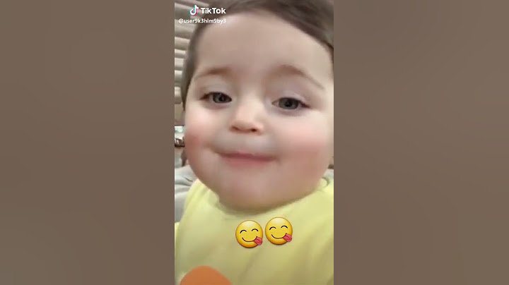 طفل صغير يقول بابا