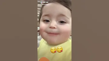 طفل صغير يقول بابا 
