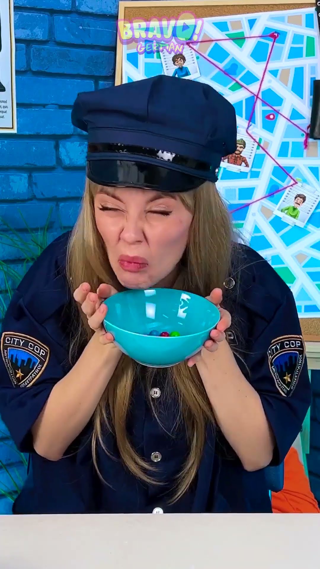 LECKEREIEN GEGEN POLIZIST 🥳🍫| Köstlicher Streich im Gefängnis! - YouTube