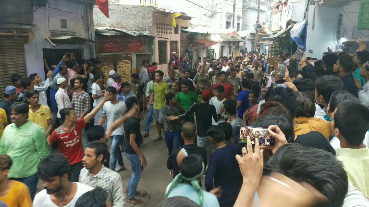 Dulhe ka Julus Varanasi range ki taziya ke pas