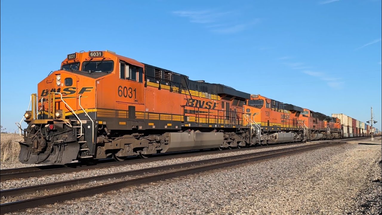 🇺🇸 Massive 7-Engine BNSF Intermodal Notches Up to 8 and Takes Off with 254 Well Cars!  🇺🇸