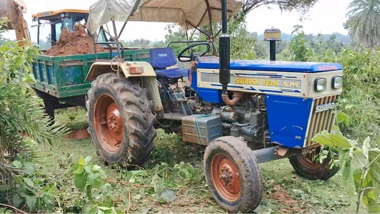Jcb 3DX gives load three tractors in the Forest 