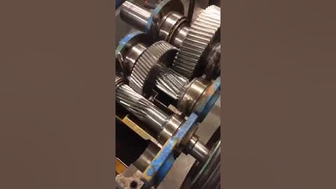 Inside a gearbox - showing different gear sizes and how they interact - lube included!