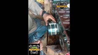 Isuzu 4he1-T HOW TO SET PISTON RING GAP POSITION/INSTALL PISTON ASSY