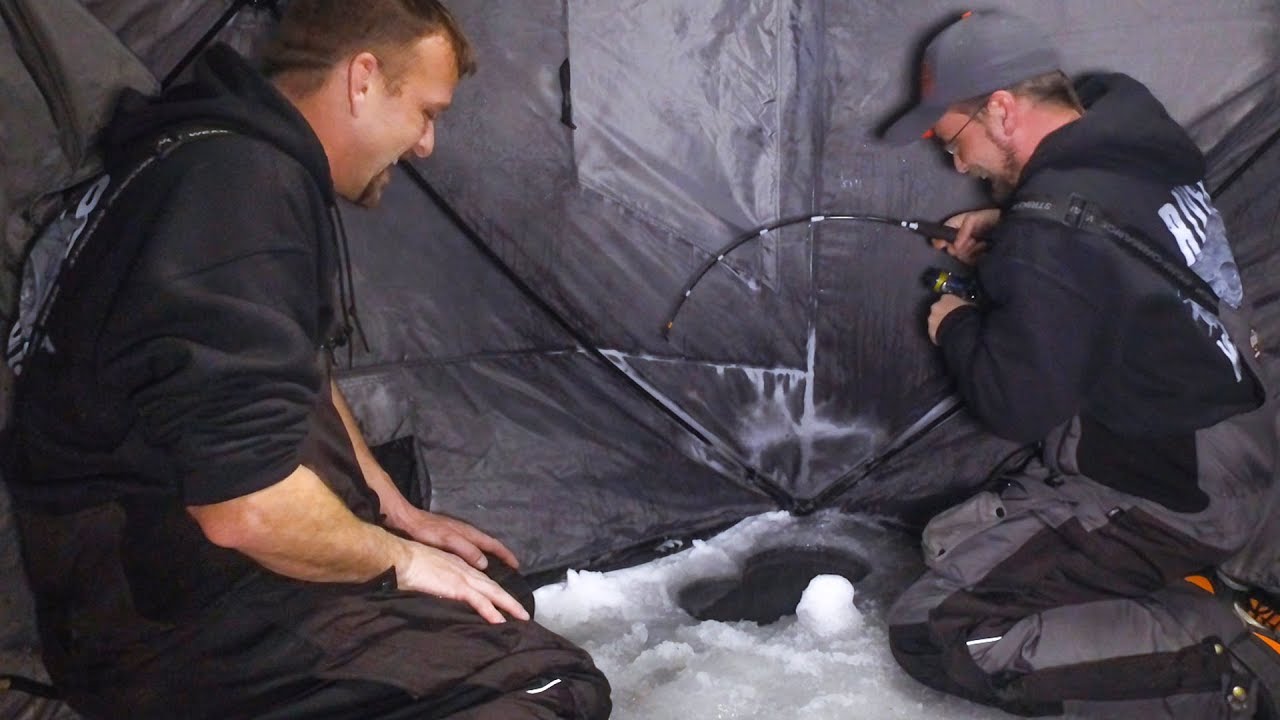 Огромная рыба едва пролезла в отверстие!!! (Речная подледная рыбалка)