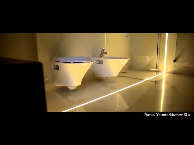 Baño equipado con iluminación ambiental mediante tiras led RGB