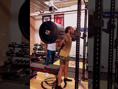 Watch Derrick Henry lift an INSANE amount of weight in squat workout