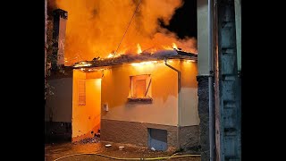 El fuego devora una vivienda unifamiliar en Trives