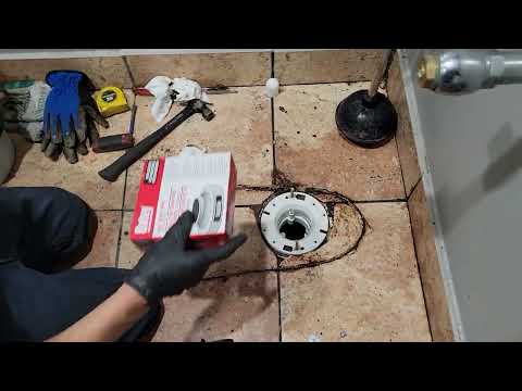 Video: Cómo arreglar el inodoro para que no se tambalee, sobre una base de madera u hormigón