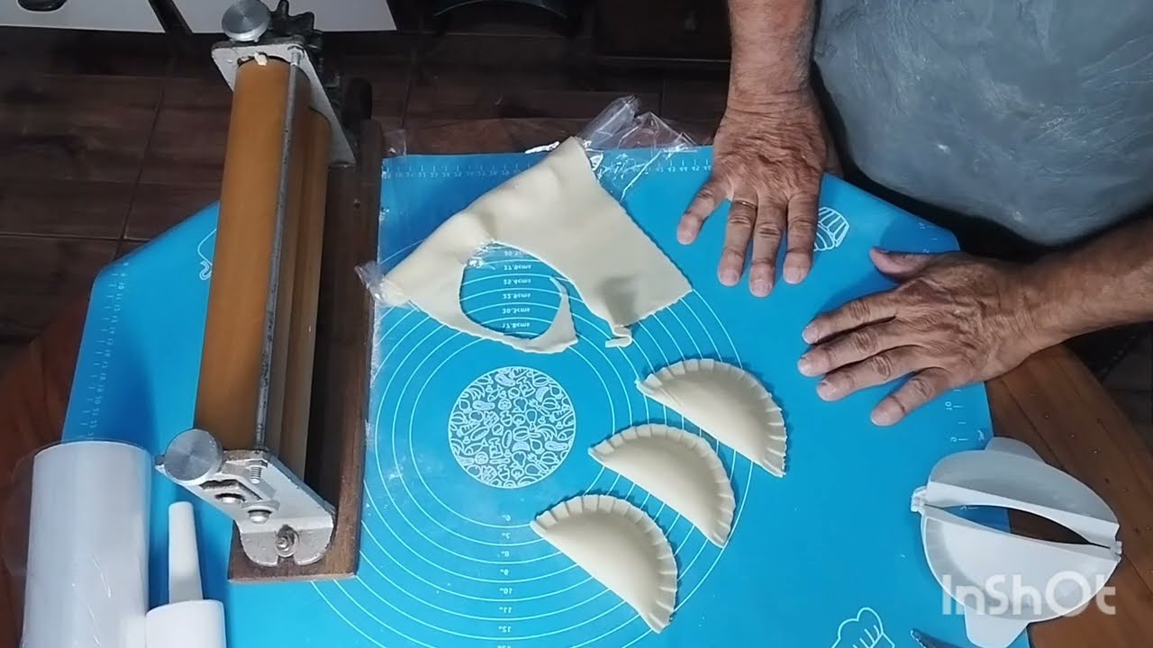 Massa para pastel de feira no cilindro manual.