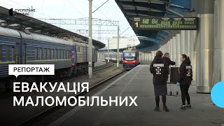 Співробітники евакуаційної команди вивозять маломобільних людей з зон бойових дій на Донеччині