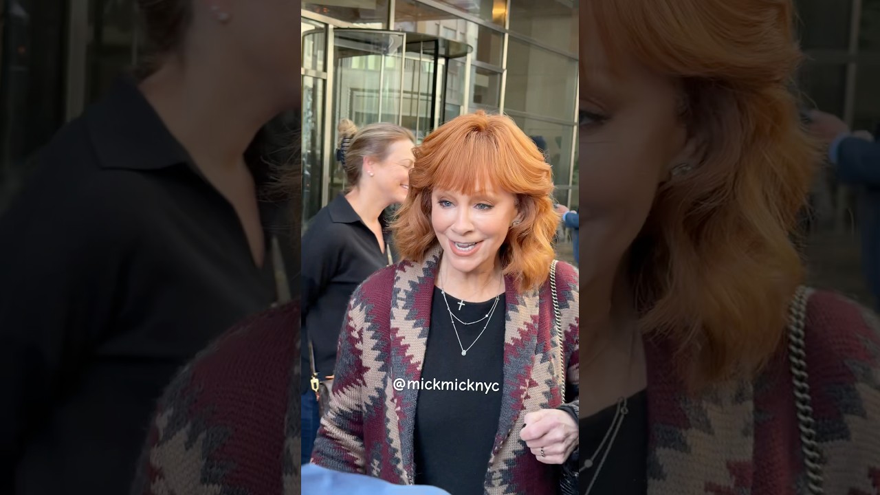 Reba McEntire not signing autographs, but selfies are OK 🥰💖
