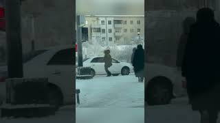 Девушка классно танцует на улице #якутск