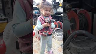 kızım matkap kullanıyor