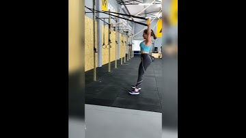 Agachamento conjugado com Desenvolvimento de ombros. Exercícios com TRX