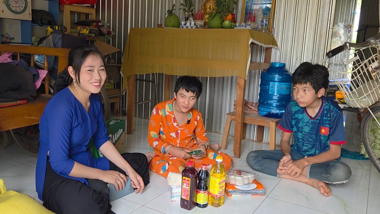 CÔ CHÚ LUÔN ĐIỆP MANG TẾT CHO 2 CHÁU MỒ CÔI KHUYẾT TẬT CÙNG BÀ ĐI Ở ĐẬU I Trang Miền Tây 