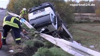 Lkw-Unfall Bei As. Birkenwerder, Kleinlaster Im Graben Auf Dem Dach - A10