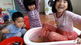 Blue Sea Bath Time With Crabs - Crab Bites Blue Sea Cry