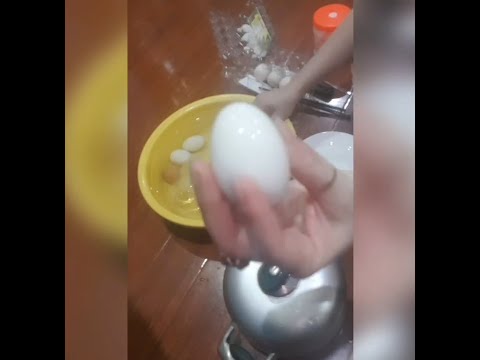 Video: Cách bóc vỏ trứng luộc: 4 bước (có hình)