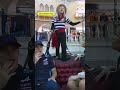 Franco Colapinto no va a olvidar esta entrevista en góndola con Christine en la vida 😂🎤😍