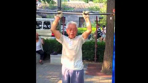85 year old Chinese man does gymnastics! - DayDayNews