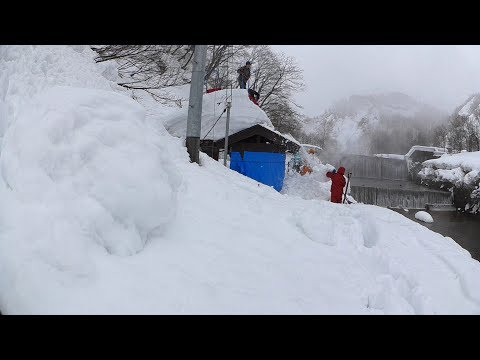 肘折温泉　落ちてくる雪もいと楽し。