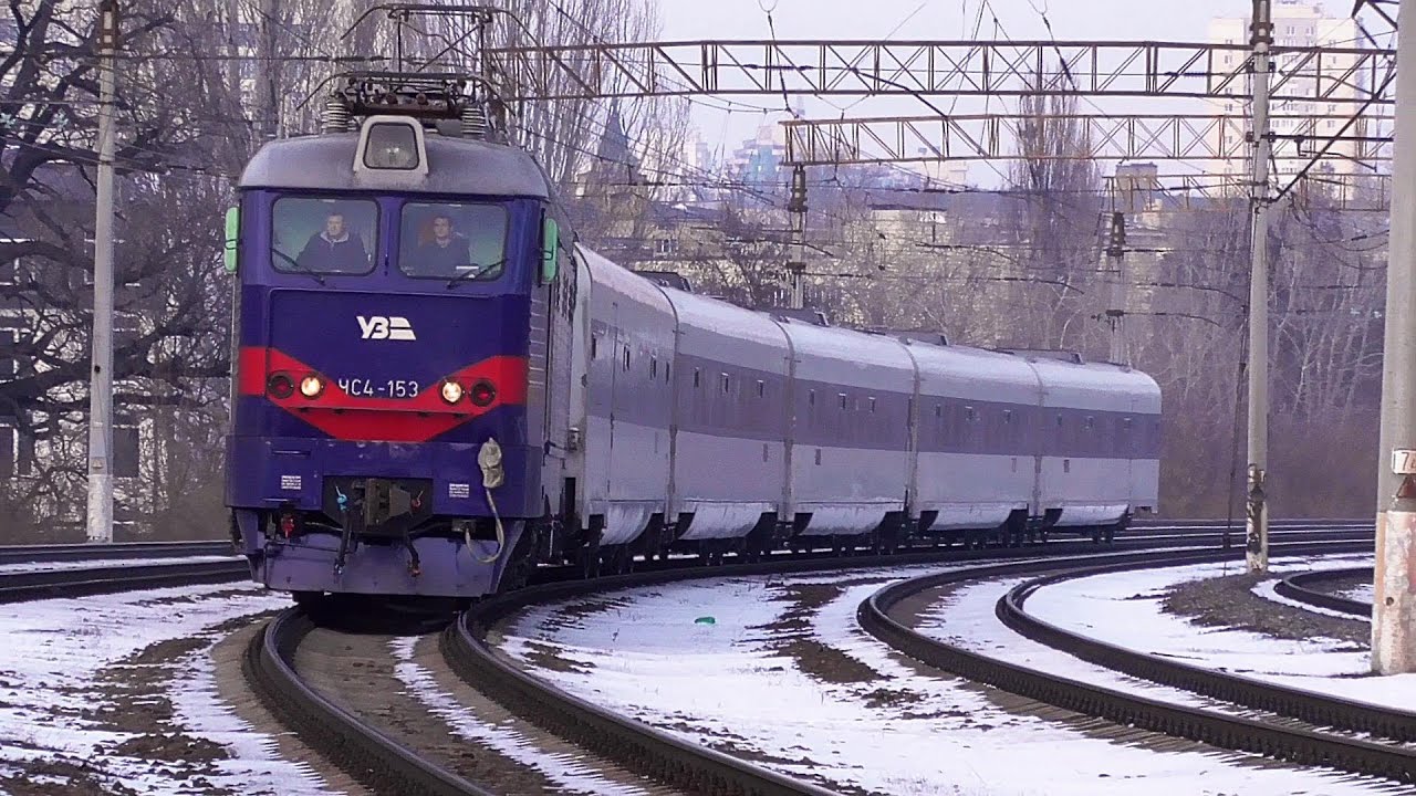 ЧС4-153 з поїздом та зустрічний ЕД9М-0062 - YouTube
