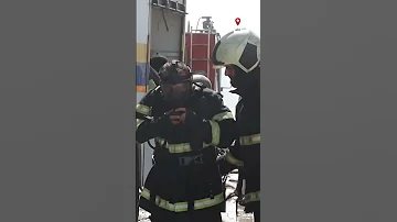 قامت فرق الدفاع المدني بإخماد حريق كبير اندلع في مصنع للأخشاب بحي الشيخ خضر في مدينة حلب سوريا حلب 
