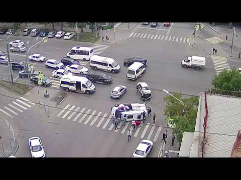 Машина скорой помощи перевернулась в центре Челябинска