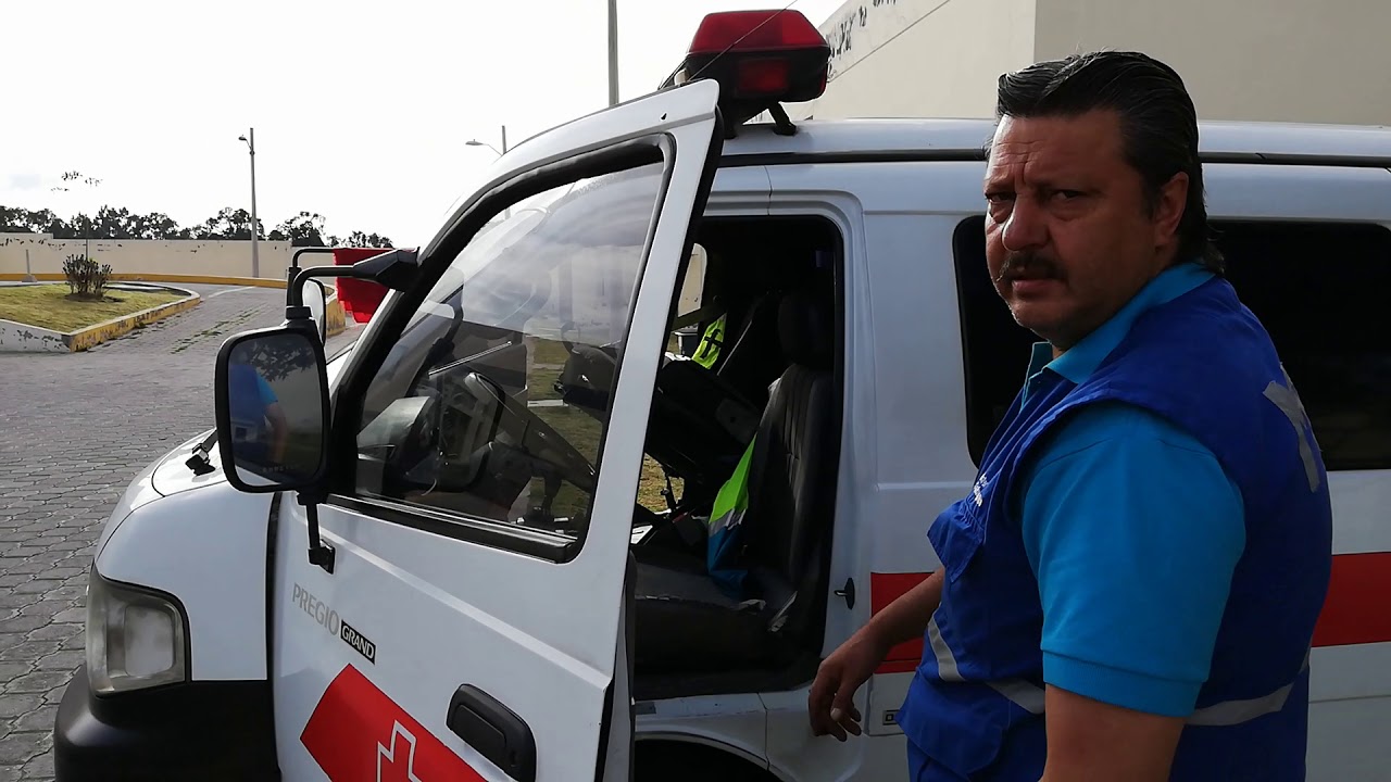 Revisión mecánica de una ambulancia