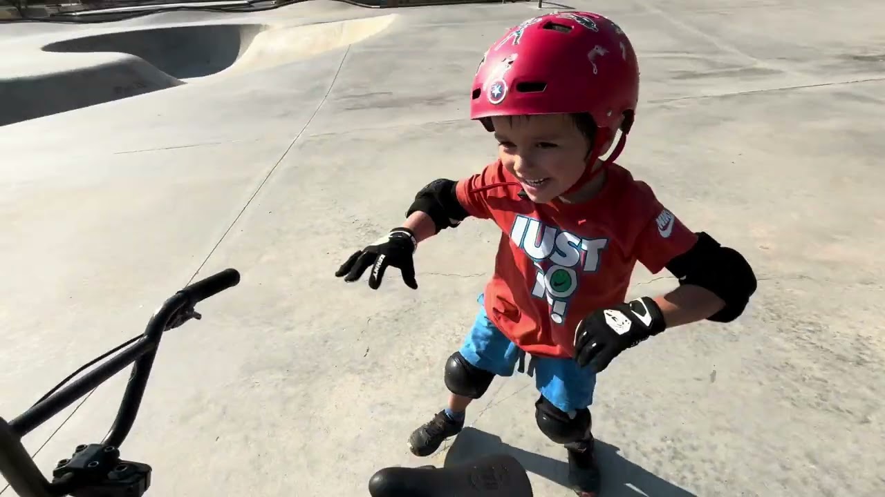 Jeune rider Wild Bike souriant sur son BMX