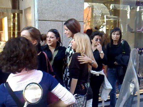 ALESSIA FABIANI IN VIA MONTENAPOLEONE A MILANO PER SHOPPING