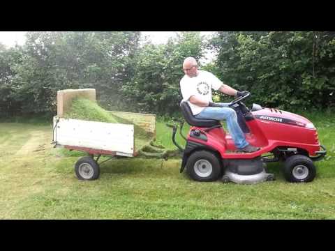 Ramassage de l'herbe avec une autoportée : un truc simple et efficace.