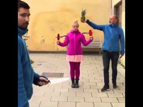 محترف في فن رمي السكاكين