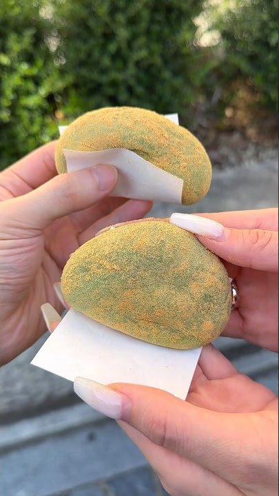 もち親父の高速餅つきパフォーマンスで有名な老舗餅屋🌿1個180円で出来立ての温かいよもぎ餅を提供してくれる #奈良グルメ