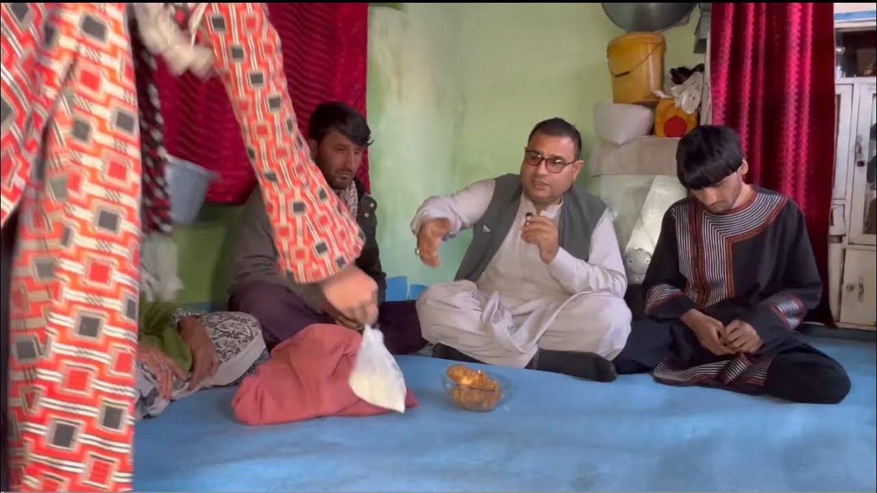 سردارنظری با خانواده که زنده گی شان کاملآ تاریک  اما قلب های مهربان 