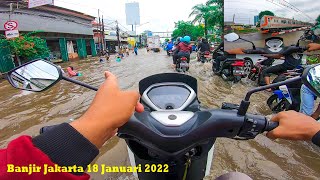 Motorbikes Wade Through Floodwaters in Jakarta, Engine Dies at Railway Crossing