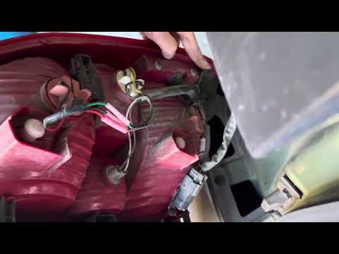 KIA SPORTAGE 2007 – CHANGE / REPLACE REAR SIGNAL OR BREAK LIGHTS –  quick and easy in 3 minutes