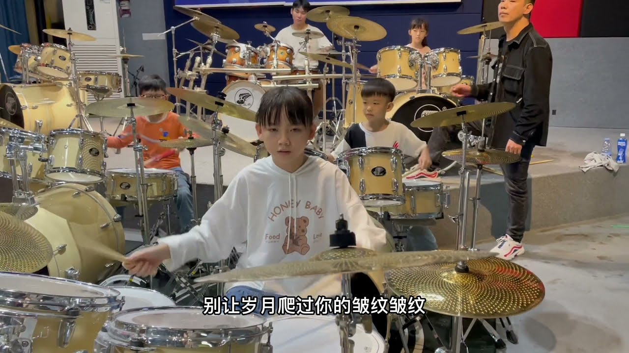 妞妞刚学的新歌阿依莫很好听，嗨吗？希望你们能喜欢，多多支持！妞妞架子鼓