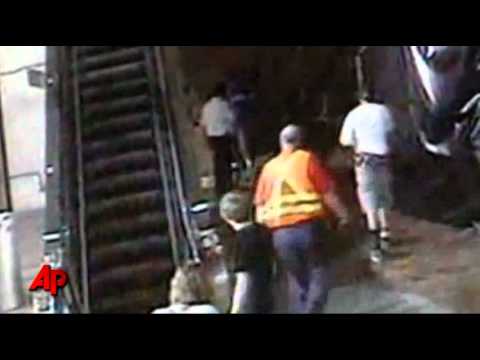 VIDEO - Un adolescente cae al vacío desde una escalera mecánica