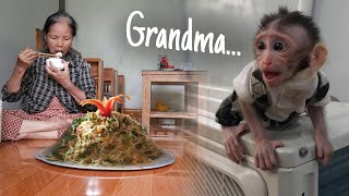 Grandma's Alone Meal, Grandma Makes Papaya Salad And Takes Care Of Baby Monkey...