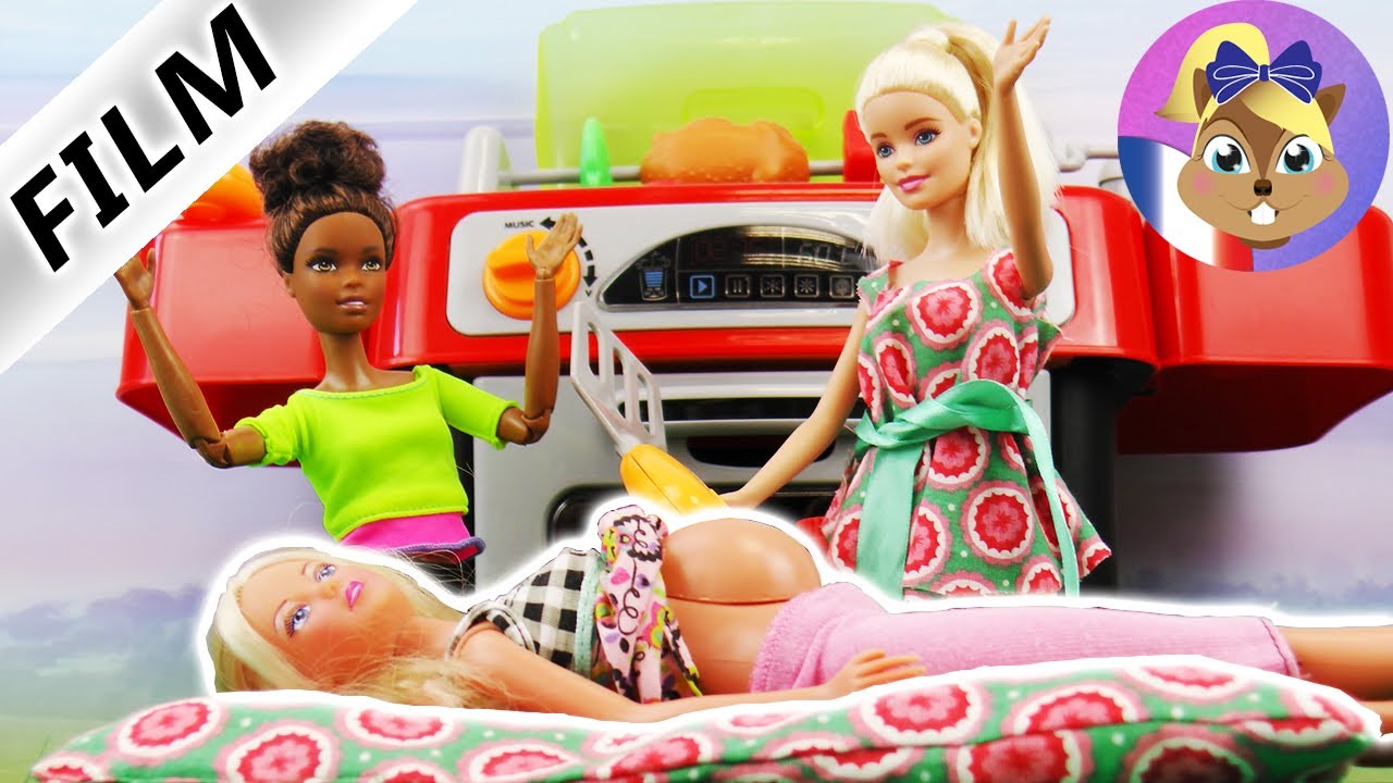Naissance lors d'un barbecue?! | Barbie enceinte qui flotte au vent après  la sauce piquante?! - YouTube