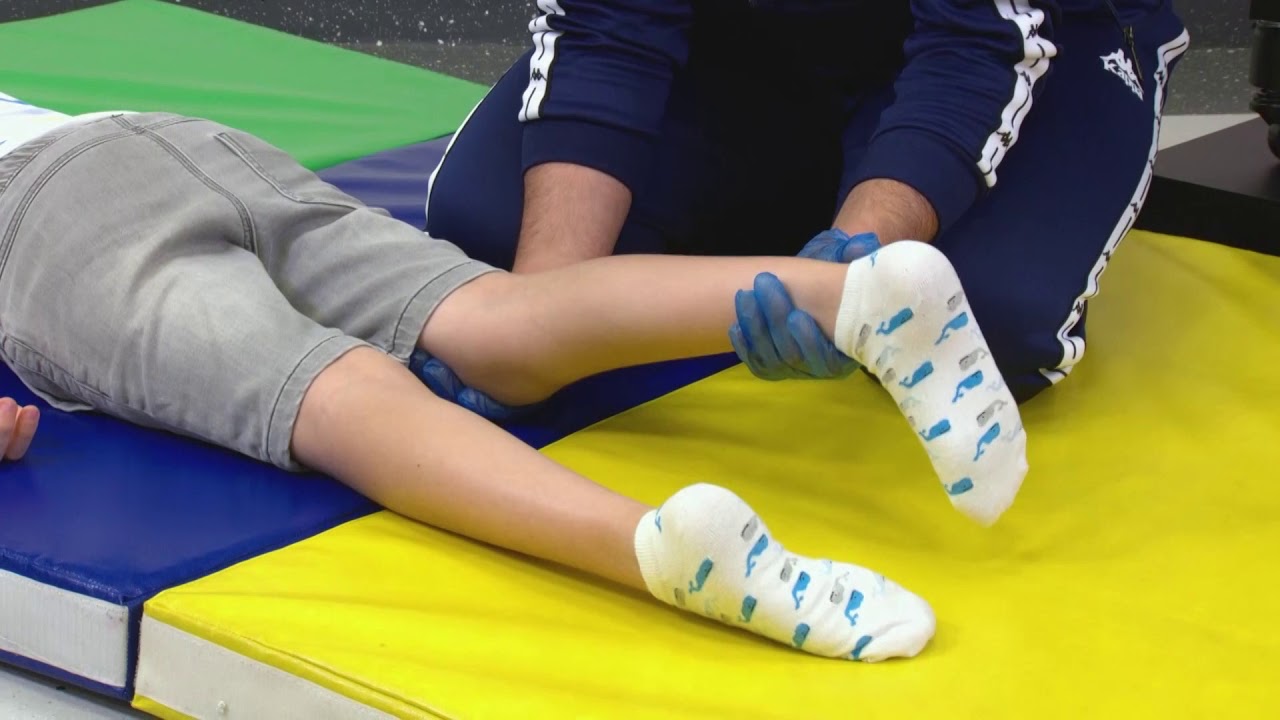 جلسة  العلاج الطبيعي   تمارين لتخفيف زيادة التوتر العضلي في الأطراف السفلى لحالات الشلل الدماغي